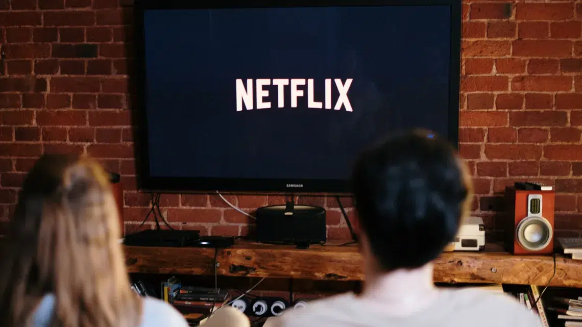 Beitragsbild zum Blogartikel: Warum moderne Bücher plötzlich klingen wie Netflix-Serien