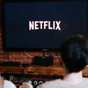Beitragsbild zum Blogartikel: Warum moderne Bücher plötzlich klingen wie Netflix-Serien
